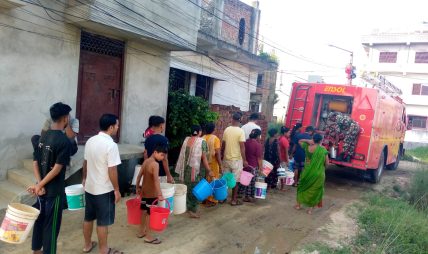 नेपाली सेनाद्वारा वीरगञ्जमा पानी वितरण