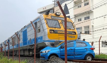 जनकपुरमा रेल र कार ठोक्किए