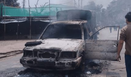 आन्दोलनकारीले प्रहरीको भ्यान जलाए