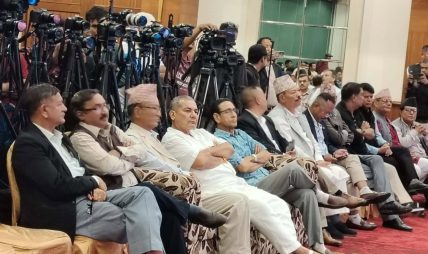 दुर्गा प्रसाईंको कार्यक्रममै आत्म हत्याको चेतावनी दुई महिलाको विरोधले मच्चियो हलचल